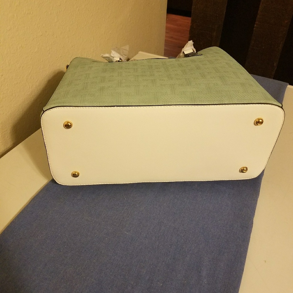 Beautiful Pastel Green Handbag - Picture 4 of 5